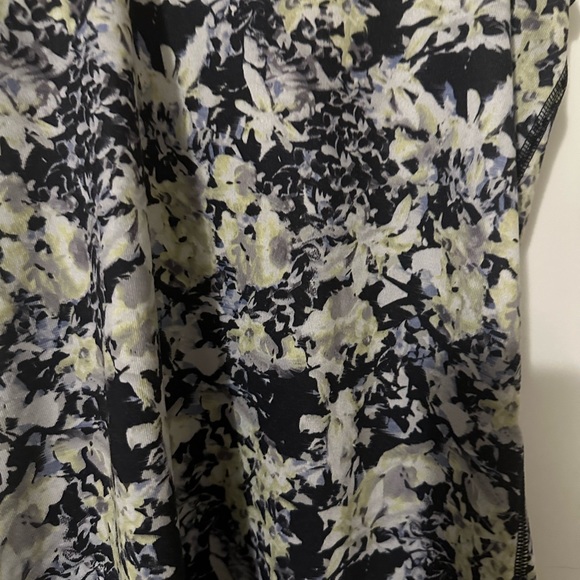 "Lululemon Cool Racerback Tank Size 4 | Floral | Excellent Condition! - Picture 3 of 4